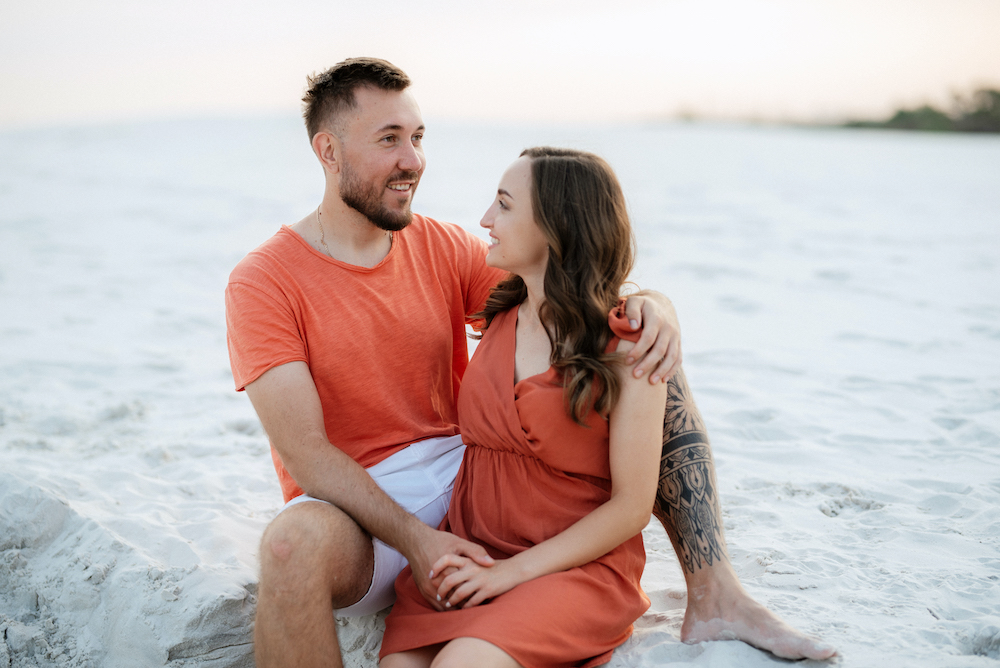Jeune couple heureux avec leur chien